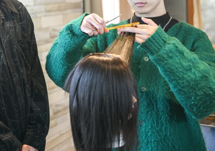 カットする男性